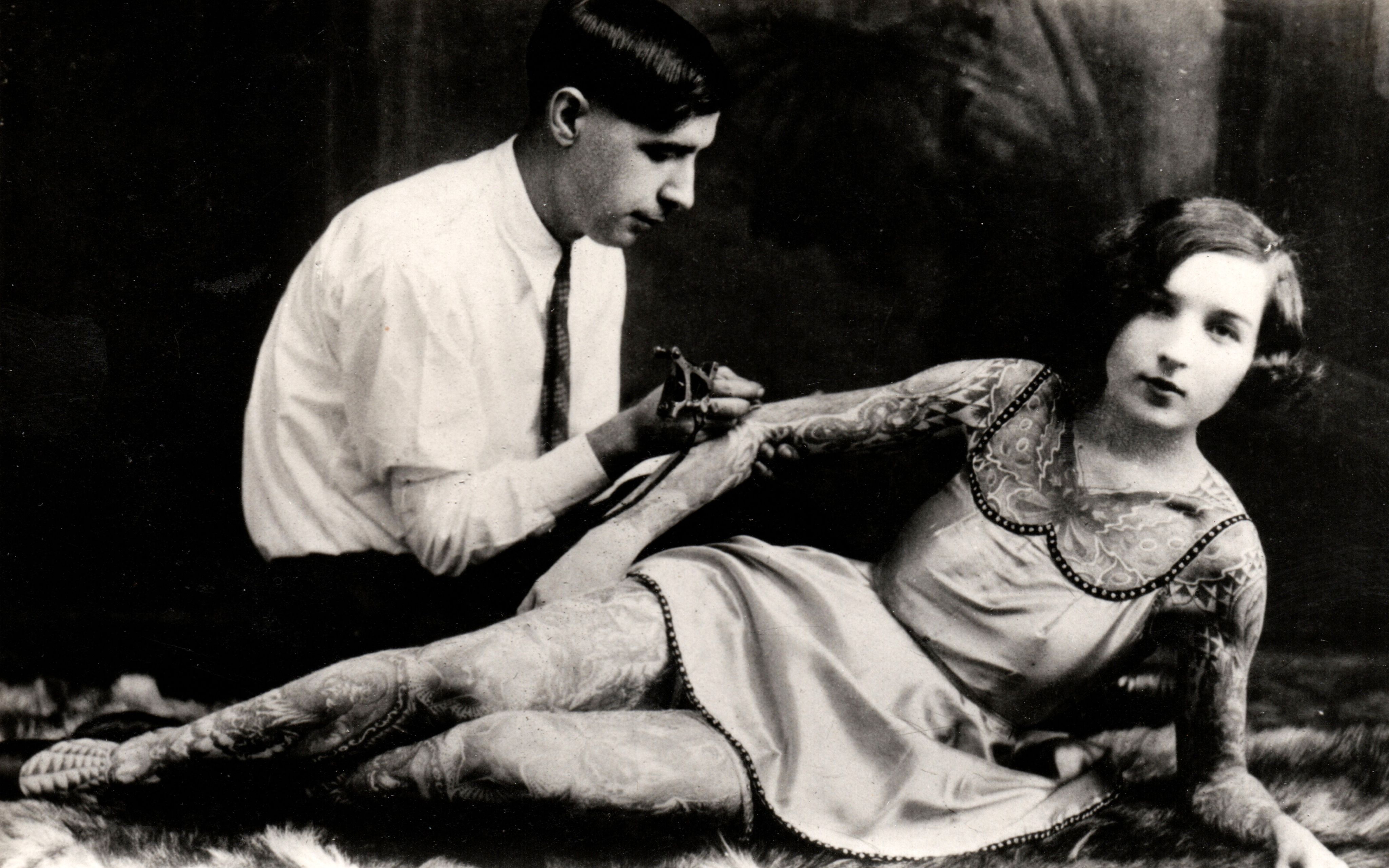 Samuel "Deafy" Grassman tattooing his wife Edith "Stella" Grassman, c.1930s, Rudi Indelder Collection / Bishopsgate Institute.