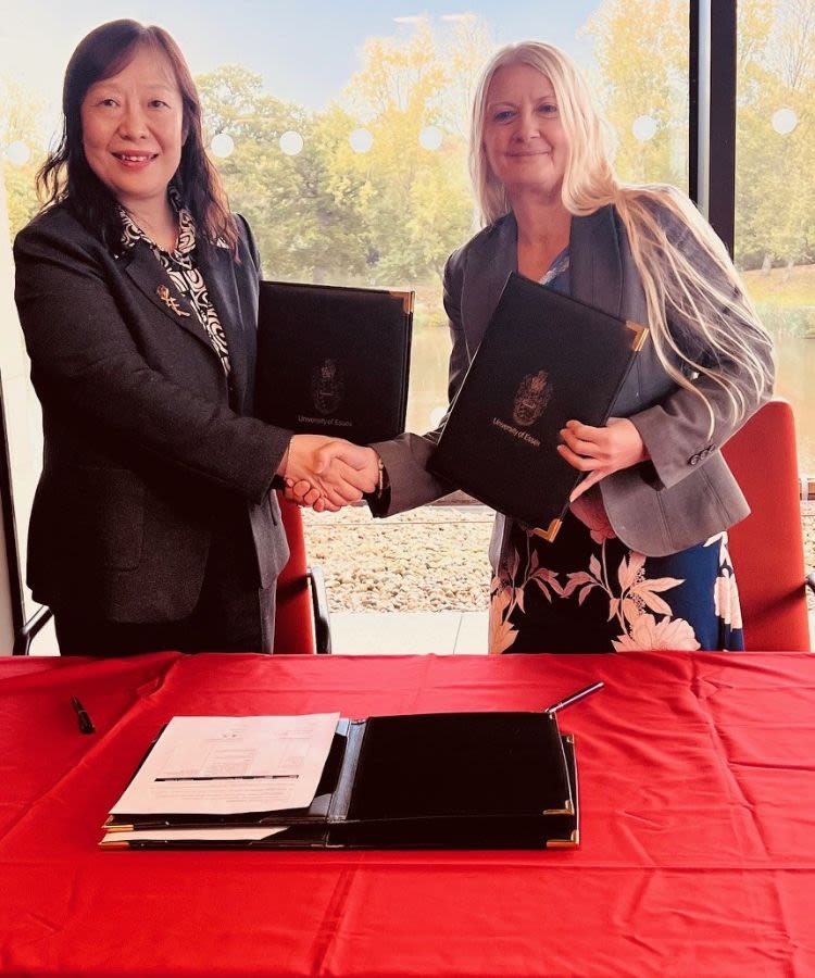 SiNorthwest University Vice-President, Professor Cao Rong with Professor Maria Fasli.